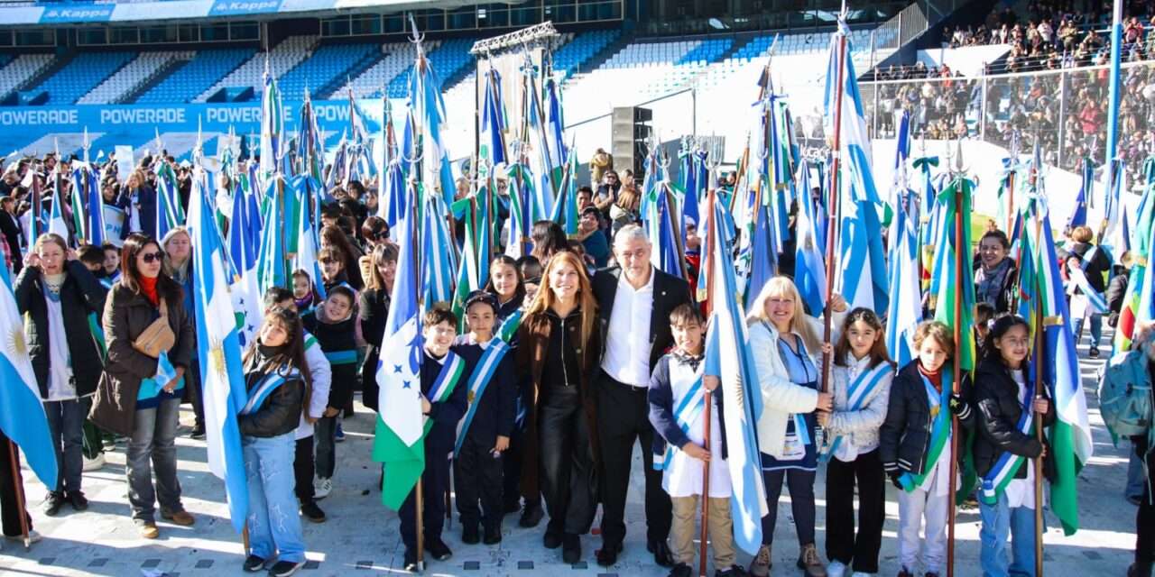 Ferraresi tomó la promesa a la Bandera a más de cuatro mil alumnos de Avellaneda  