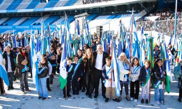Ferraresi tomó la promesa a la Bandera a más de cuatro mil alumnos de Avellaneda  