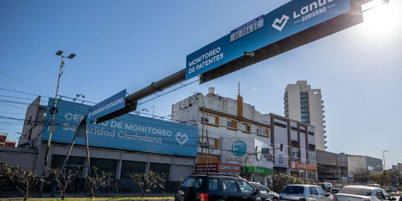 Lanús Gobierno instaló el primer pórtico de la ciudad con cámaras lectoras de patente