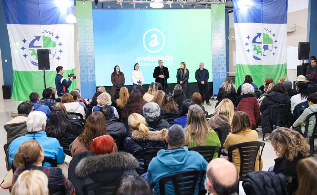 Ferraresi entregó subsidios a instituciones educativas de Avellaneda