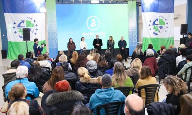 Ferraresi entregó subsidios a instituciones educativas de Avellaneda