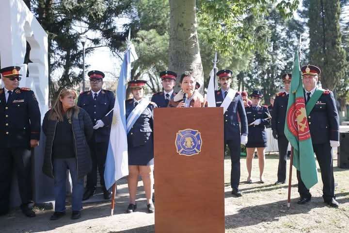 Mayra Mendoza le agradeció a los Bomberos en su día "por su compromiso, profesionalismo y amor"