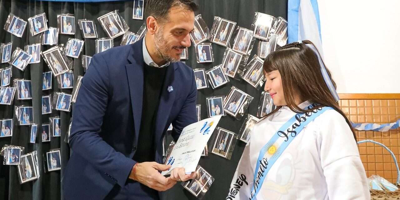 Julián Álvarez participó en la promesa de lealtad a la bandera en la EP N°48 de Lanús Oeste