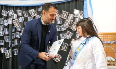 Julián Álvarez participó en la promesa de lealtad a la bandera en la EP N°48 de Lanús Oeste