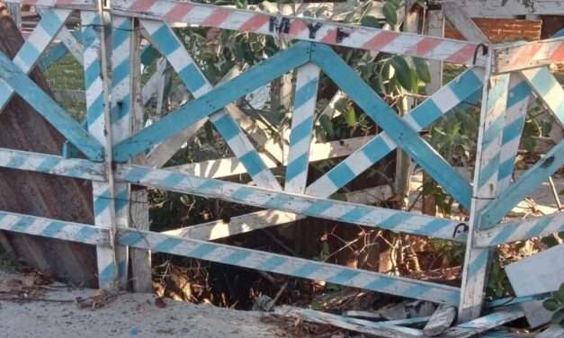 Vecinos de Bernal vienen reclamando hace tiempo por una obra de Aysa con peligro de accidente