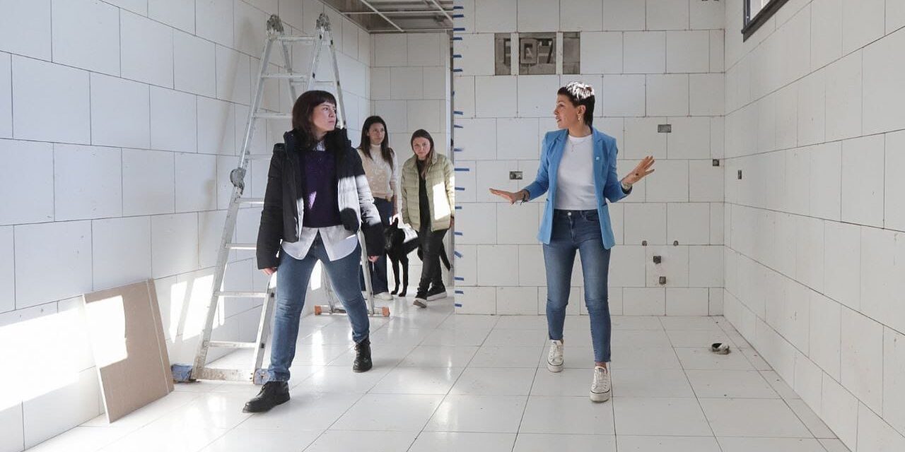 Junto a Ceci Soler, Mayra recorrió la obra de la Veterinaria Municipal