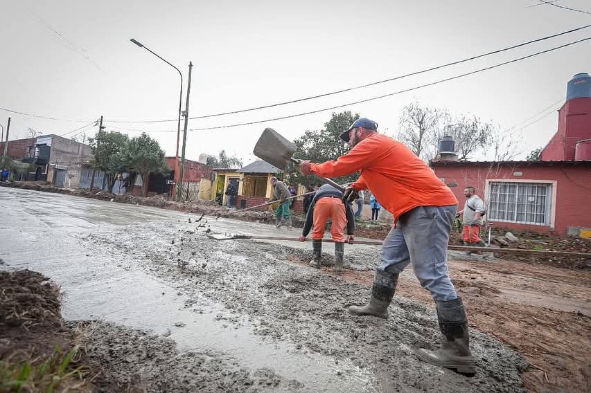 La Motosierra frenó el financiamiento: Ahora con fondos municipales, avanzan los pavimentos en Bernal Oeste