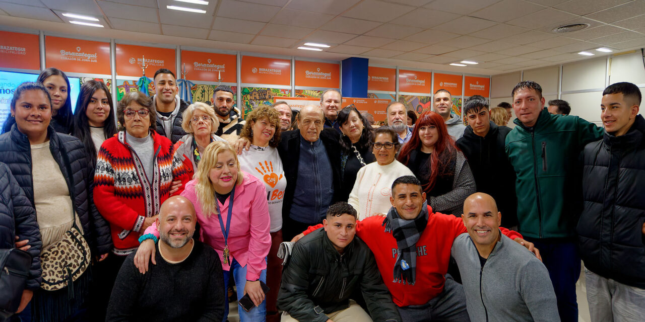 Nueva Campaña Municipal Abrigando Sueños en Beraategui: Se entregaron prendas de abrigo para niños y niñas