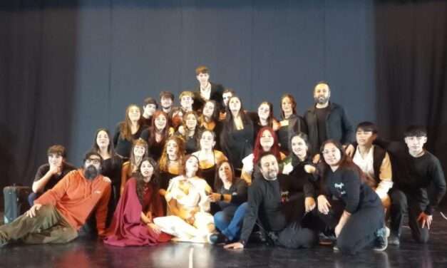 Alumnos del Santa Teresita de Ezpeleta brillaron con la obra Drácula en el Teatro Municipal de Quilmes