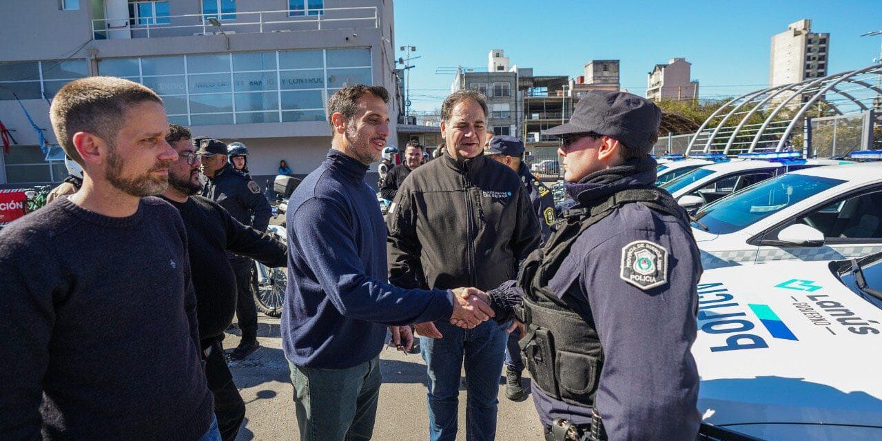 Julián Álvarez, Leandro Decuzzi y Javier Alonso presentaron 21 nuevos móviles policiales para Lanús