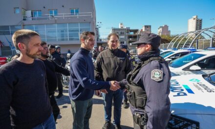 Julián Álvarez, Leandro Decuzzi y Javier Alonso presentaron 21 nuevos móviles policiales para Lanús