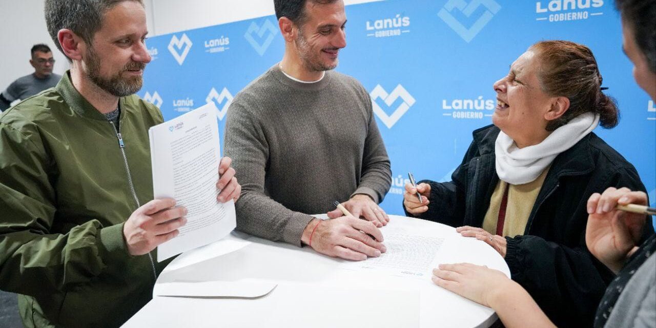 Junto a Decuzzi, Julián Alvarez afirmó: “Nos pone muy contentos que muchos vecinos cumplan el sueño de la casa propia”
