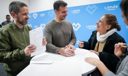 Junto a Decuzzi, Julián Alvarez afirmó: “Nos pone muy contentos que muchos vecinos cumplan el sueño de la casa propia”