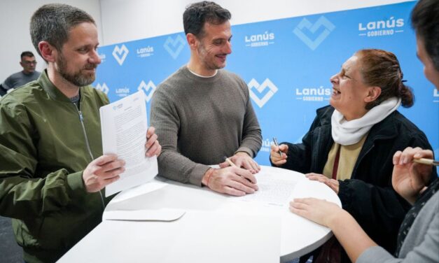 Junto a Decuzzi, Julián Alvarez afirmó: “Nos pone muy contentos que muchos vecinos cumplan el sueño de la casa propia”