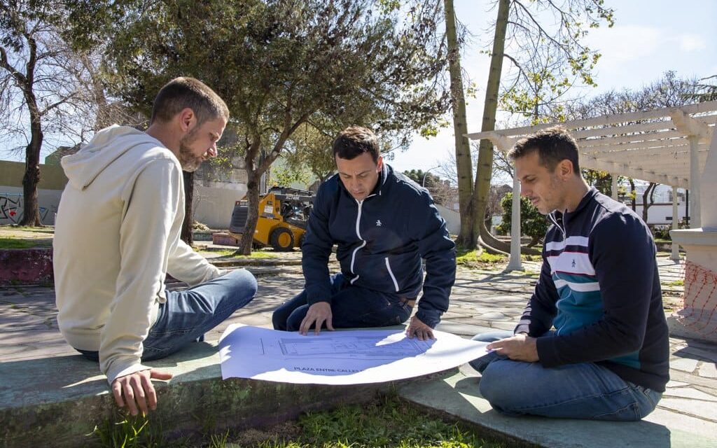 Julián Álvarez y Leandro Decuzzi recorrieron la puesta en valor de la Plaza Concordia en Valentín Alsina