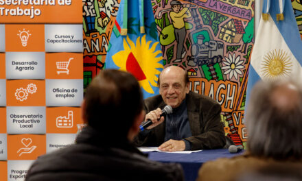 En Berazategui, el intendente Mussi entregó certificados de habilitación a 17 comercios