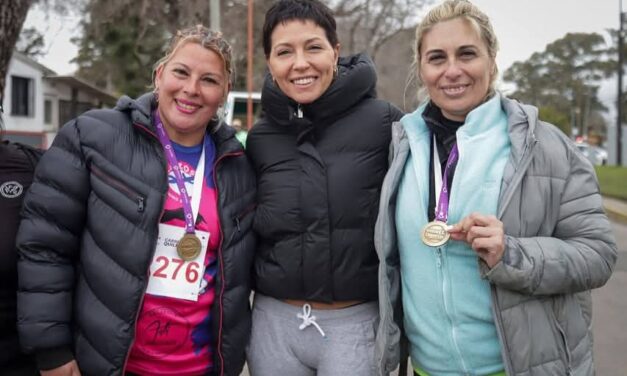 Mayra entregó medallas a los ganadores de la Carrera Aniversario, que contó con más de 4 mil asistentes