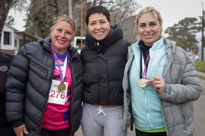 Mayra entregó medallas a los ganadores de la Carrera Aniversario, que contó con más de 4 mil asistentes