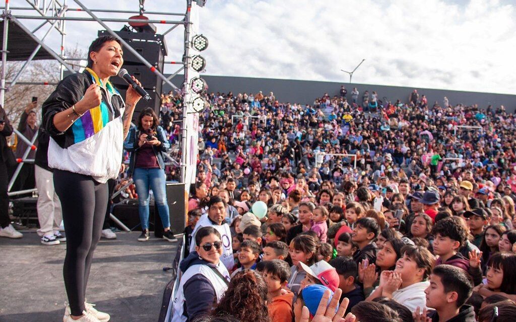 Mayra Mendoza acompañó  a miles de familias en el "Festival de las Niñeces" en el Polideportivo Municipal