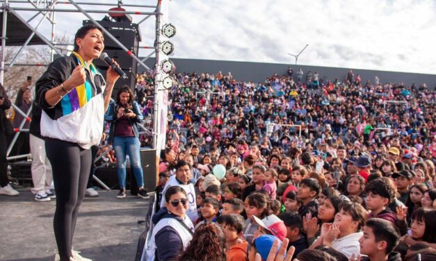 Mayra Mendoza acompañó  a miles de familias en el "Festival de las Niñeces" en el Polideportivo Municipal