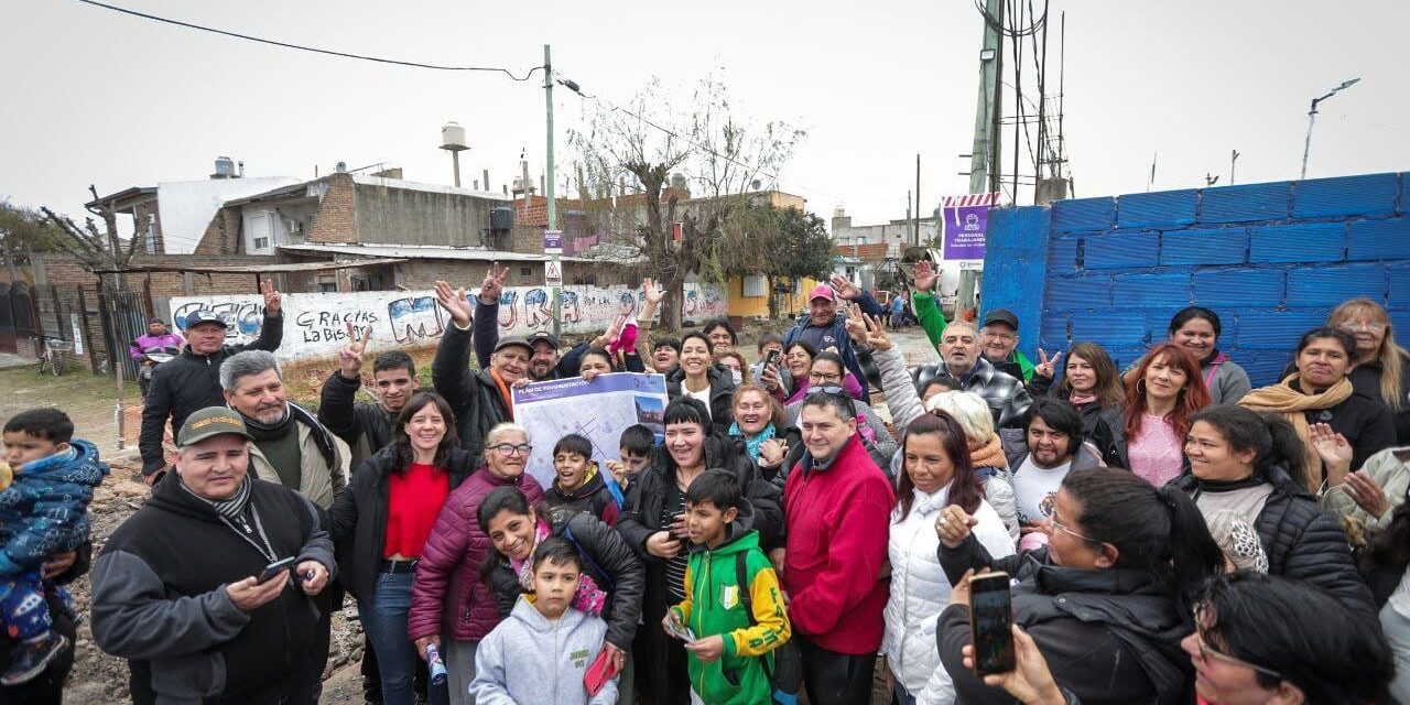 Mayra Mendoza recorrió los avances del pavimento de 27 cuadras en La Cañada, Quilmes Oeste