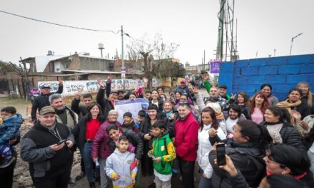 Mayra Mendoza recorrió los avances del pavimento de 27 cuadras en La Cañada, Quilmes Oeste
