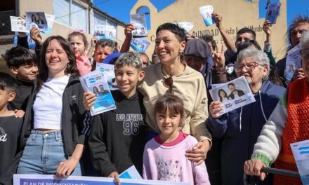 Mayra Mendoza y Ceci Soler con vecinos en obras de pavimentos en La Florida y Bernal Oeste
