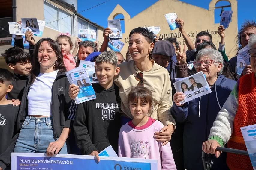 Mayra Mendoza y Ceci Soler con vecinos en obras de pavimentos en La Florida y Bernal Oeste