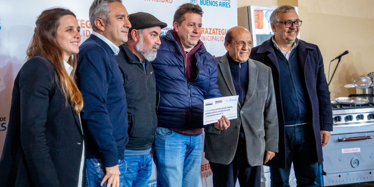 Mussi y Larroque entregaron más de 140 escrituras gratuitas y muebles para más de 660 escuelas de Berazategui