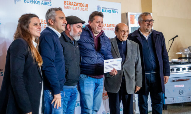 Mussi y Larroque entregaron más de 140 escrituras gratuitas y muebles para más de 660 escuelas de Berazategui
