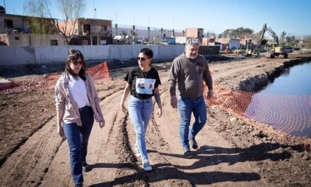 Mayra Mendoza y equipo supervisaron las obras de readecuación del arroyo San Francisco - Las Piedras