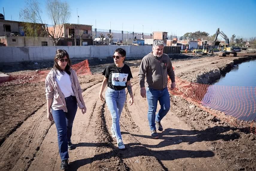 Mayra Mendoza y equipo supervisaron las obras de readecuación del arroyo San Francisco - Las Piedras