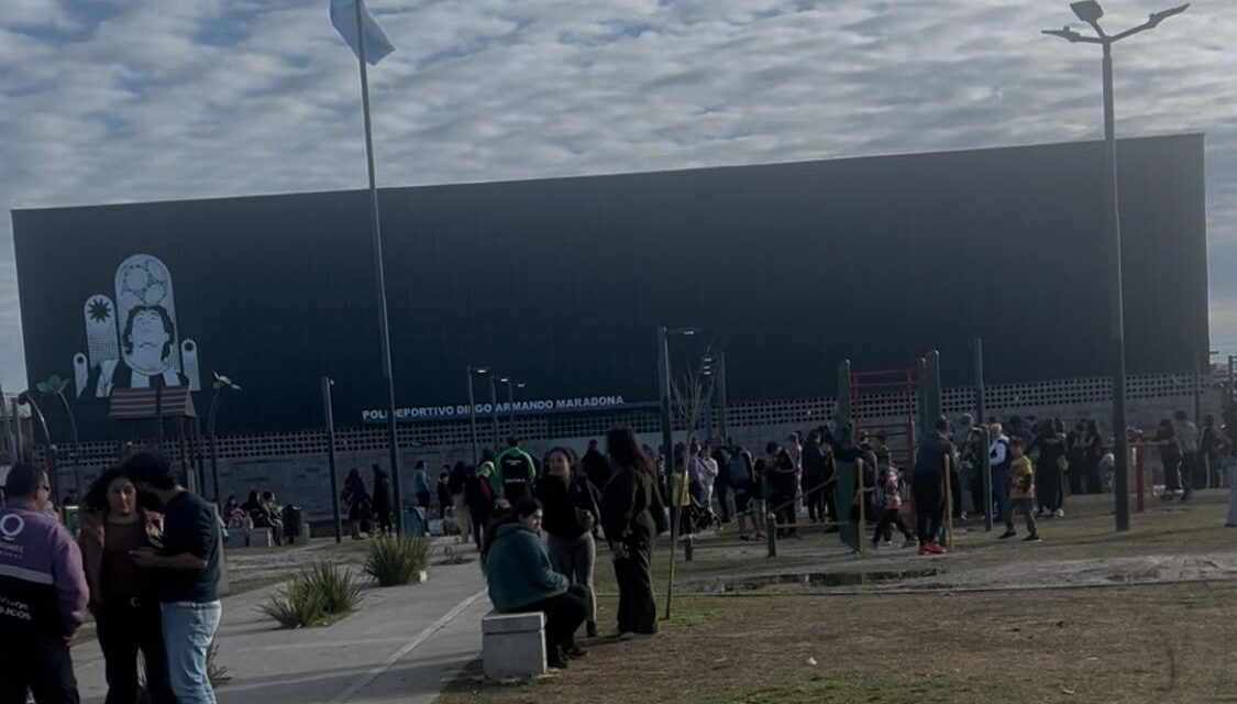 Mayra junto a los candidatos de Frente Patria inauguraron el Polideportivo "Diego Armando Maradona" en Quilmes Oeste