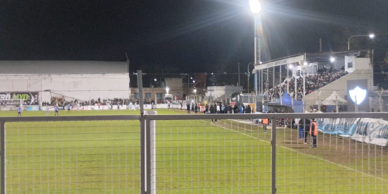 (VIDEOS EMOTIVOS) Noche épica en Argentino de Quilmes: Inauguraron la nueva iluminación de su cancha