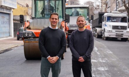 Julián Álvarez y Leandro Decuzzi recorrieron el Plan de Pavimentación en Lanús Este