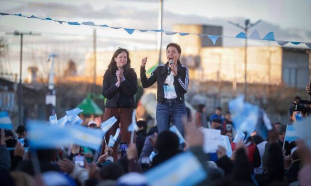 Con un mensaje de Cristina, Mayra cerró la campaña: “Tenemos que defender el futuro de Quilmes, la Provincia y la Argentina”
