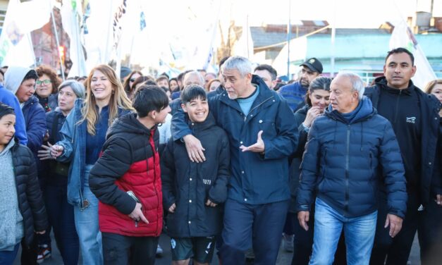 Ferraresi cerró la campaña electoral con la Caminata para la Victoria