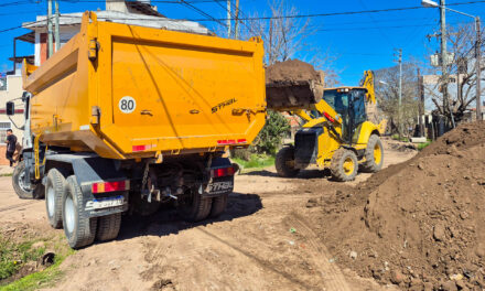 En el barrio Santa Rosa de Berazategui se ejecuta nueva obra de saneamiento y asfaltos