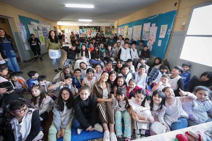 Mayra Mendoza estuvo en La Florida y participó de un operativo de salud escolar