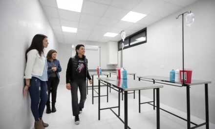 En una visita sorpresa, Mayra Mendoza supervisó la flamante veterinaria municipal en Don Bosco,que ya atendió a 400 animales