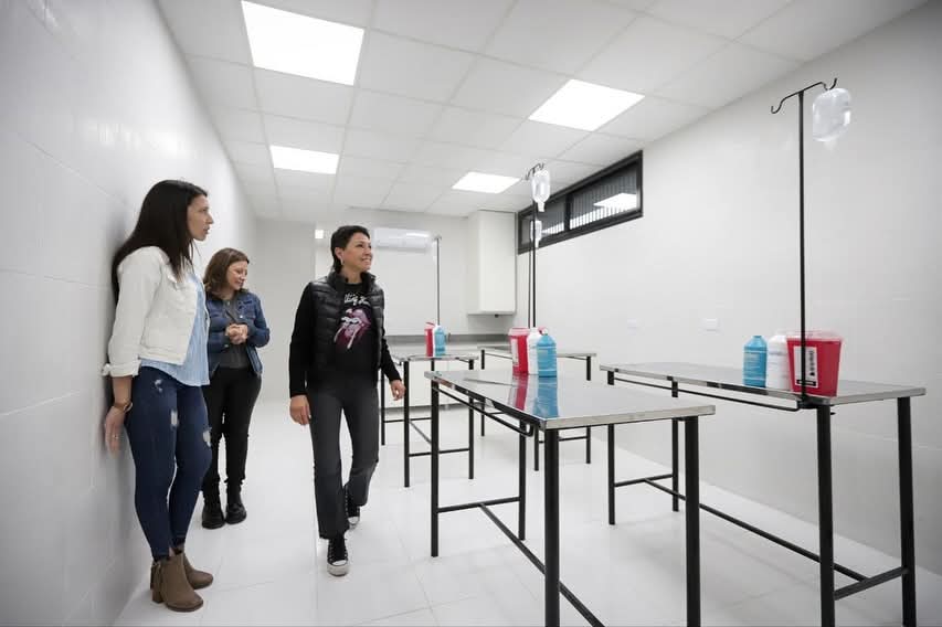 En una visita sorpresa, Mayra Mendoza supervisó la flamante veterinaria municipal en Don Bosco,que ya atendió a 400 animales