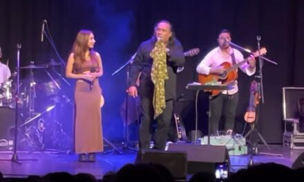 A sala llena, con todo su repertorio y un regalo para Quilmes, se presentó el folclorista Sergio Galeguillo en el Teatro Cervantes