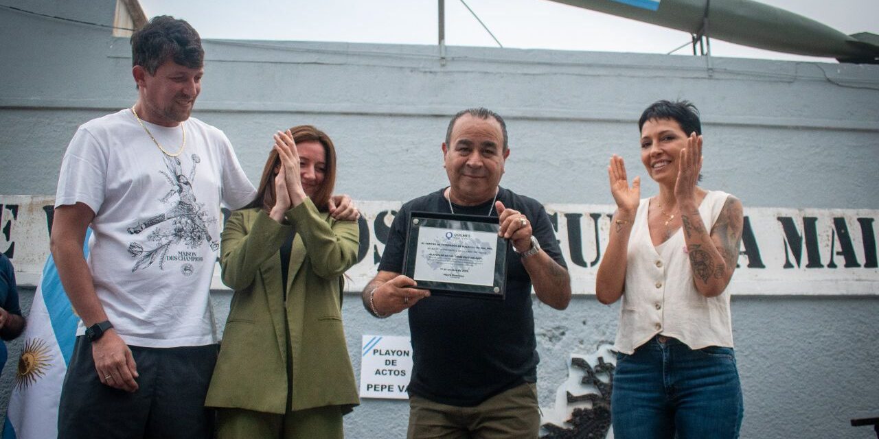 Mayra Mendoza junto a los Veteranos de Malvinas en la inauguración del playón de actos "José Pepe Valdez"