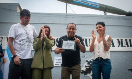 Mayra Mendoza junto a los Veteranos de Malvinas en la inauguración del playón de actos "José Pepe Valdez"