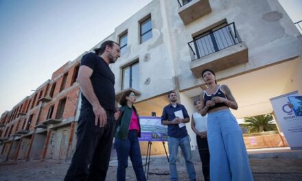 Con Batakis, Mayra recorrió la obra de 28 viviendas en La Odisea de Quilmes Oeste