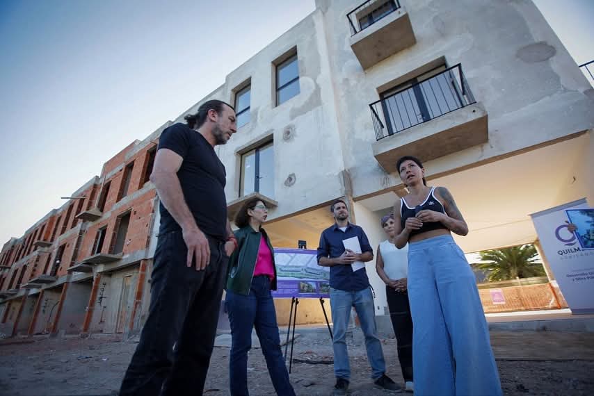 Con Batakis, Mayra recorrió la obra de 28 viviendas en La Odisea de Quilmes Oeste