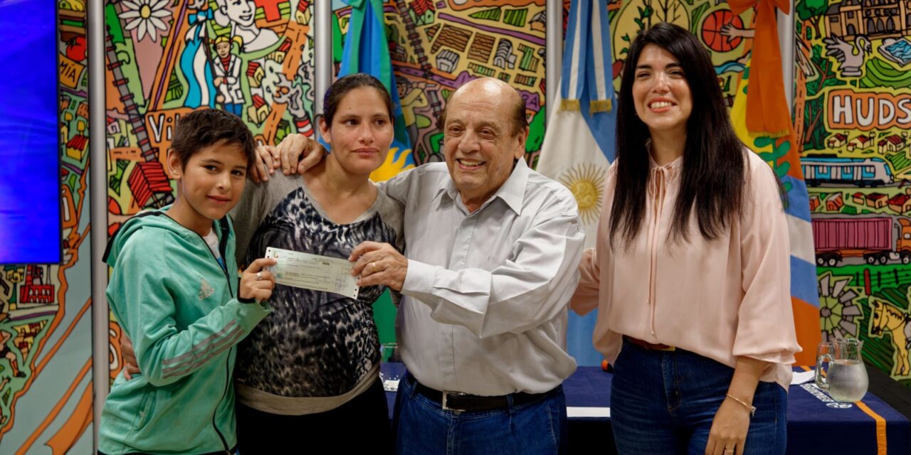 Mussi entregó subsidios a 40 familias de escasos recursos de Berazategui para mejorar sus hogares