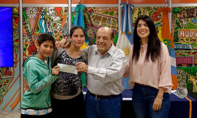 Mussi entregó subsidios a 40 familias de escasos recursos de Berazategui para mejorar sus hogares