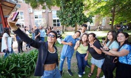 Mayra Mendoza con estudiantes de la UNQ que participaron en la 5ª 'Expo Quilmes Educa'