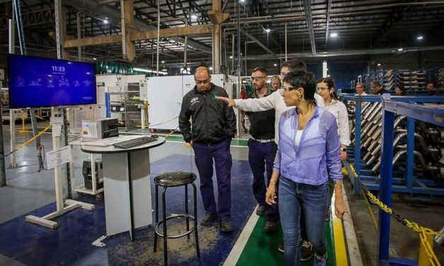 Ena una fábrica de autopartes en Bernal, Mayra defendió el modelo de industria y producción del peronismo